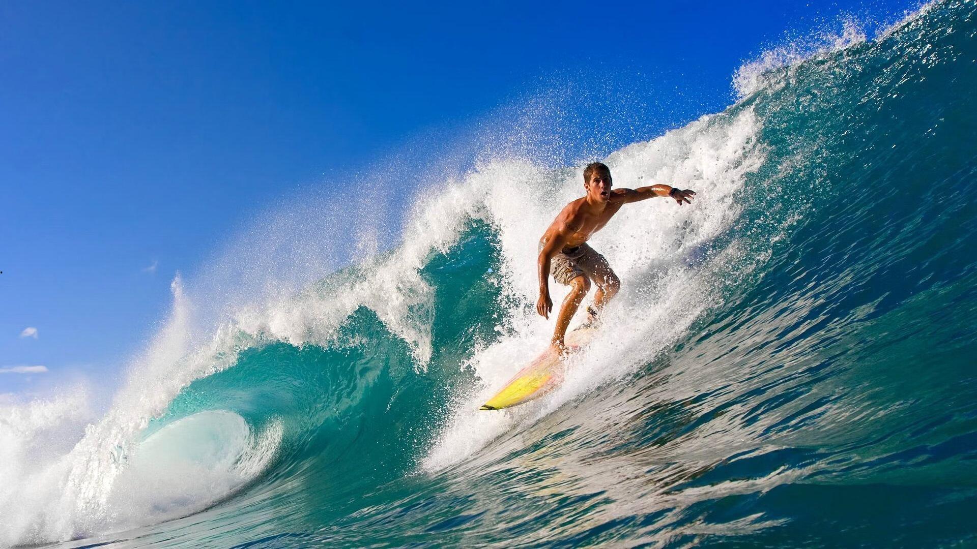 雨中热舞点燃激情，非洲杯半场摄像师随音乐起舞成全场焦点